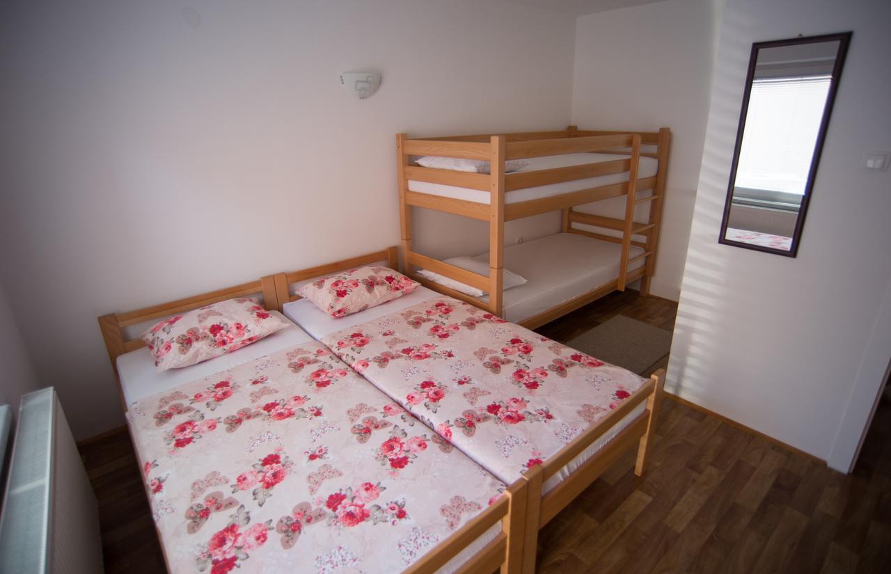 Hostel Larisa Баня Лука Екстериор снимка