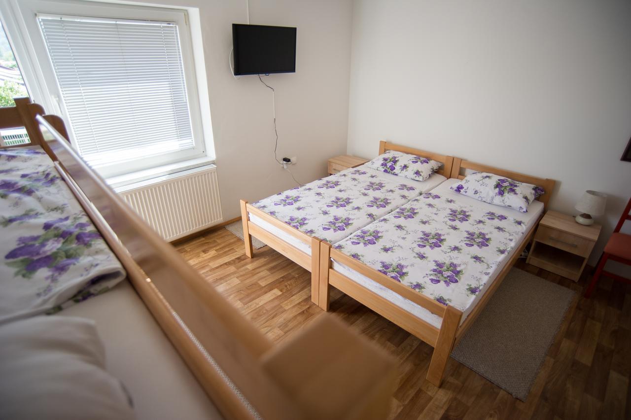 Hostel Larisa Баня Лука Екстериор снимка